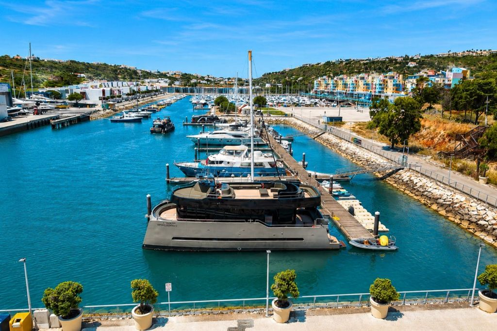 Albufeira: Guided Sightseeing Cruise with BBQ Lunch