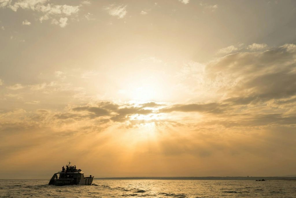 Benagil: Passeio de barco guiado ao pôr do sol