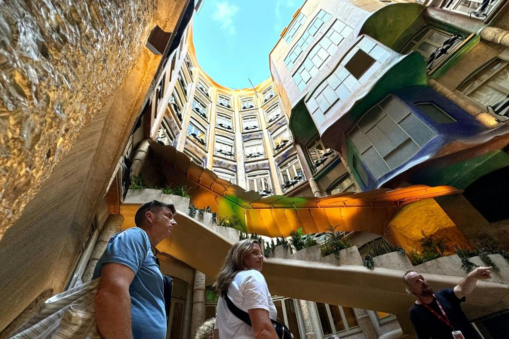 Sagrada Familia, Park Güell & Casa Milà: Guided Tour + Private Transfer