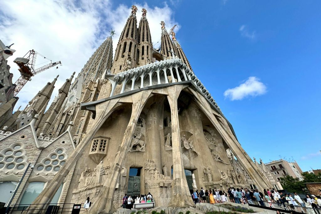 Sagrada Familia, Park Güell & Casa Milà: Guided Tour + Private Transfer