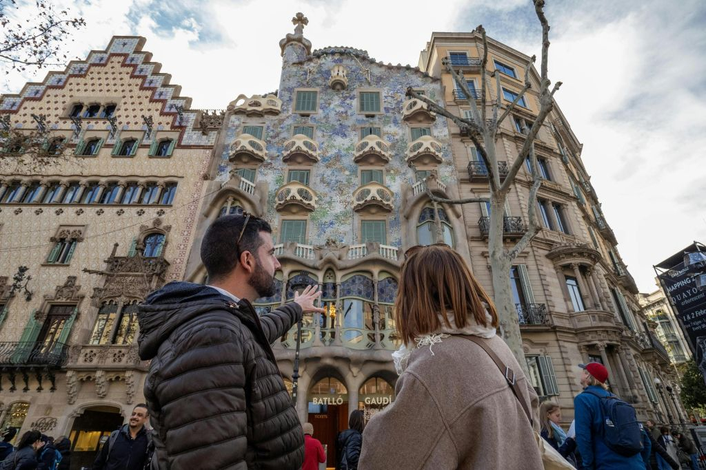 Sagrada Familia, Park Güell & Casa Milà: Guided Tour + Private Transfer