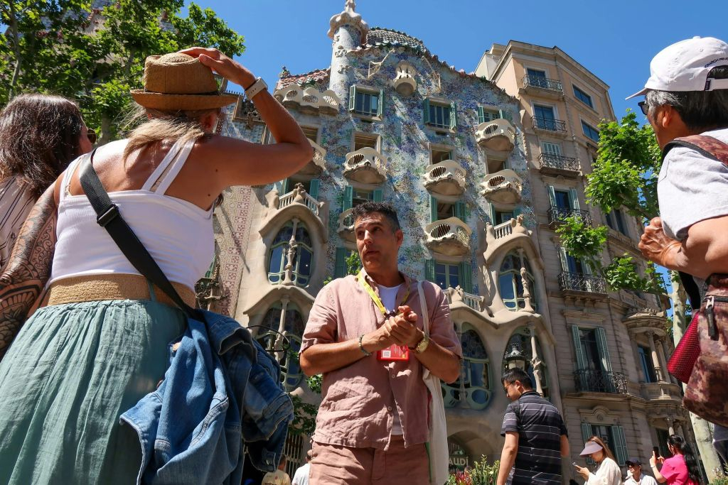 Sagrada Familia, Park Güell & Casa Milà: Guided Tour + Private Transfer