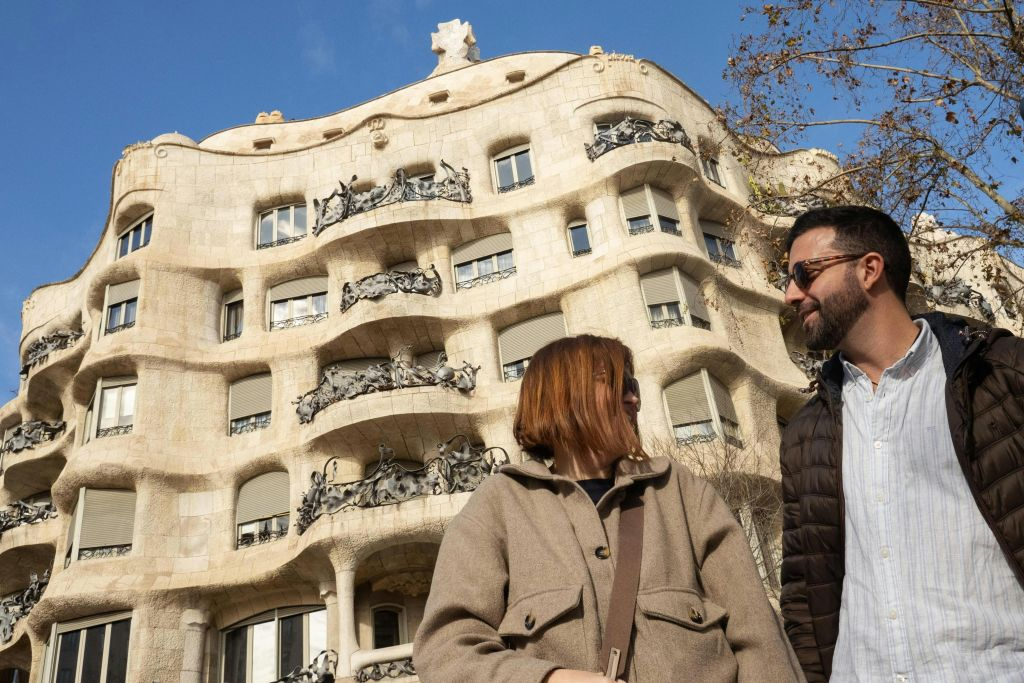 Sagrada Familia, Park Güell & Casa Milà: Guided Tour + Private Transfer