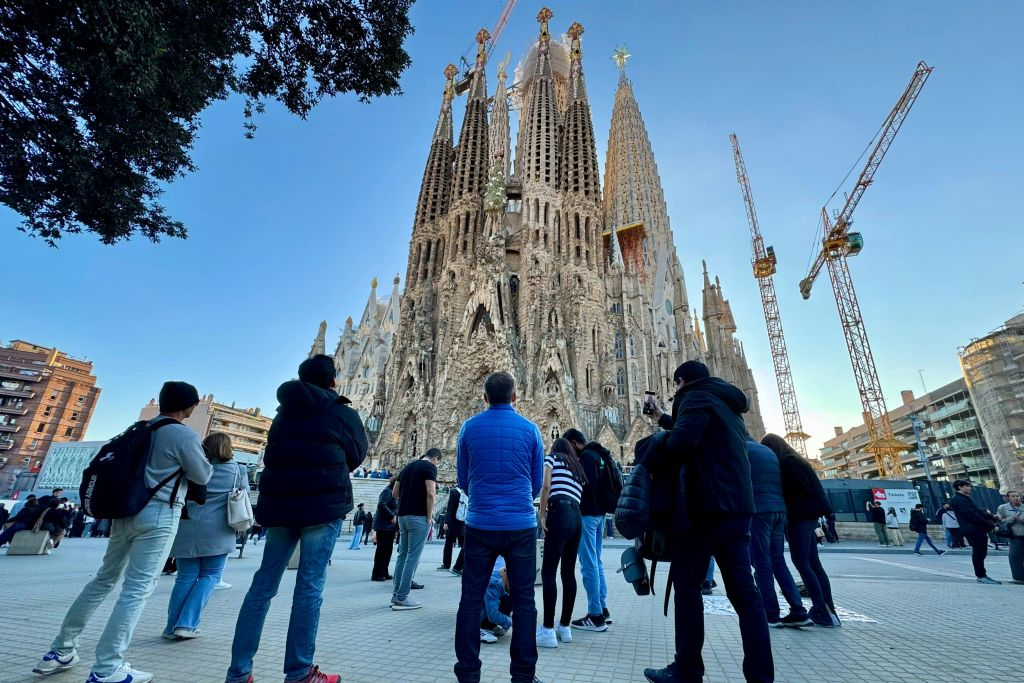 Sagrada Familia, Park Güell & Casa Milà: Guided Tour + Private Transfer