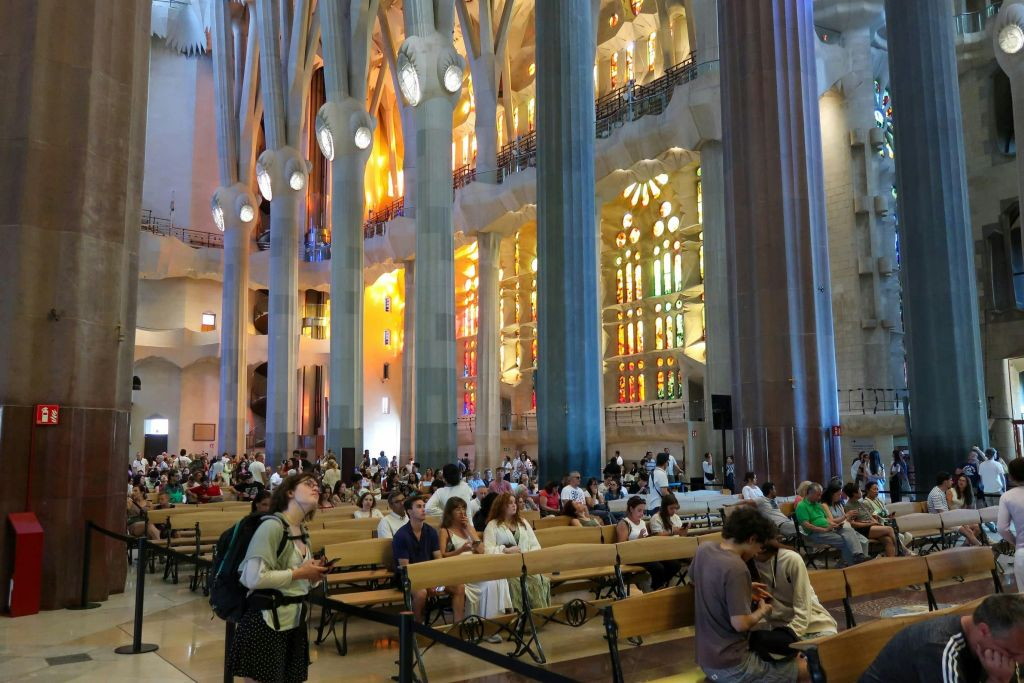 Sagrada Familia, Park Güell & Casa Milà: Guided Tour + Private Transfer