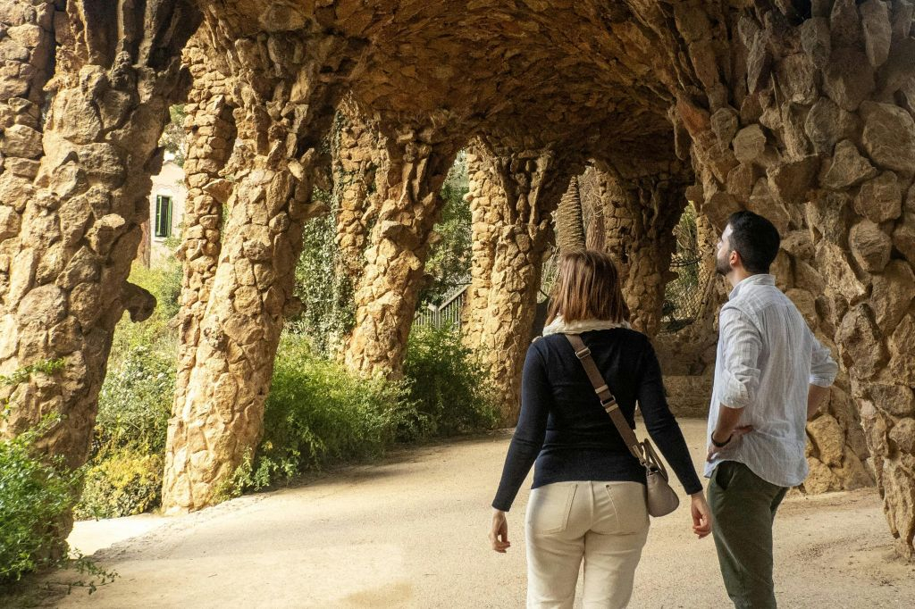 Sagrada Familia, Park Güell & Casa Milà: Guided Tour + Private Transfer