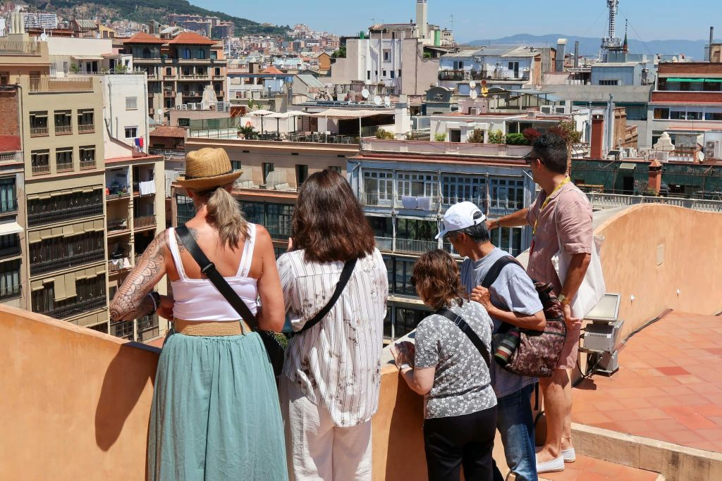 Sagrada Familia, Park Güell & Casa Milà: Guided Tour + Private Transfer