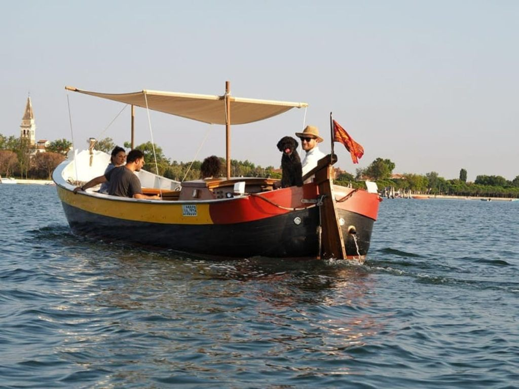 Murano, Burano e Torcello: tour guidato in barca d'epoca veneziana