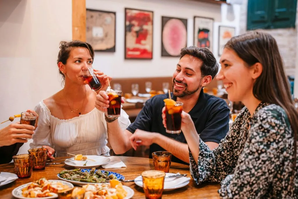 Sevilla: Ruta Guiada de Tapas y Vinos + Espectáculo Flamenco