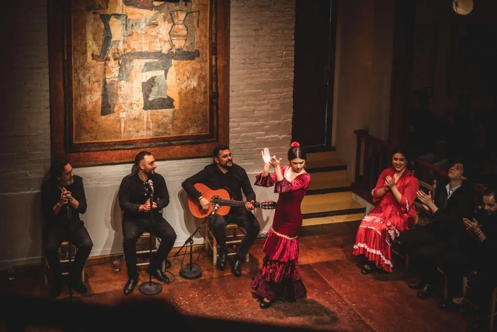 Sevilla: Ruta Guiada de Tapas y Vinos + Espectáculo Flamenco