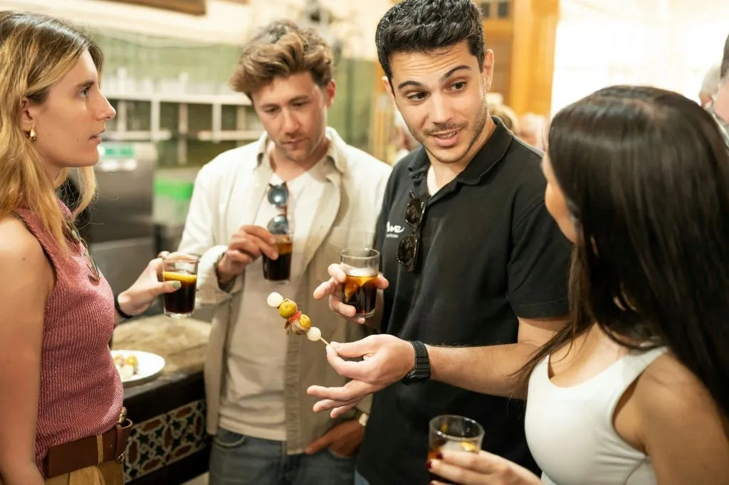 Sevilla: Ruta Guiada de Tapas y Vinos + Espectáculo Flamenco