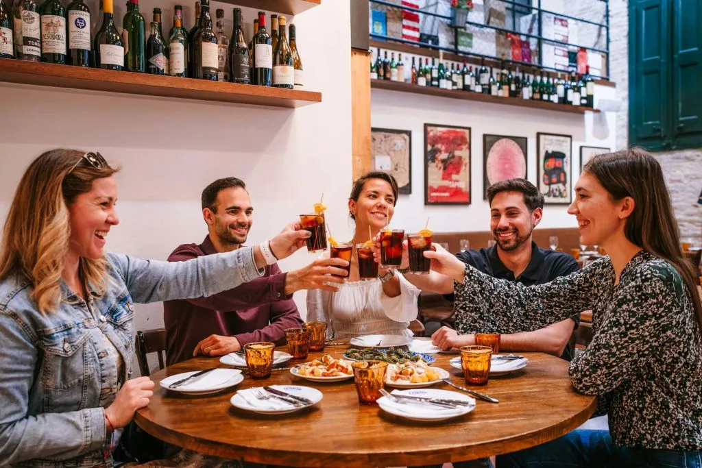 Sevilla: Ruta Guiada de Tapas y Vinos + Espectáculo Flamenco