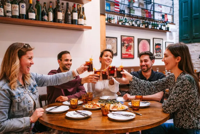 Sevilla: Ruta Guiada de Tapas y Vinos + Espectáculo Flamenco