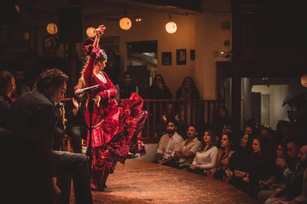 Sevilla: Ruta Guiada de Tapas y Vinos + Espectáculo Flamenco