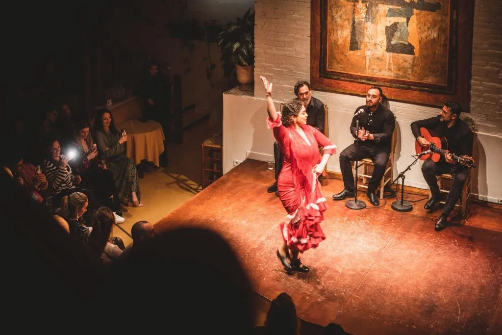 Sevilla: Ruta Guiada de Tapas y Vinos + Espectáculo Flamenco