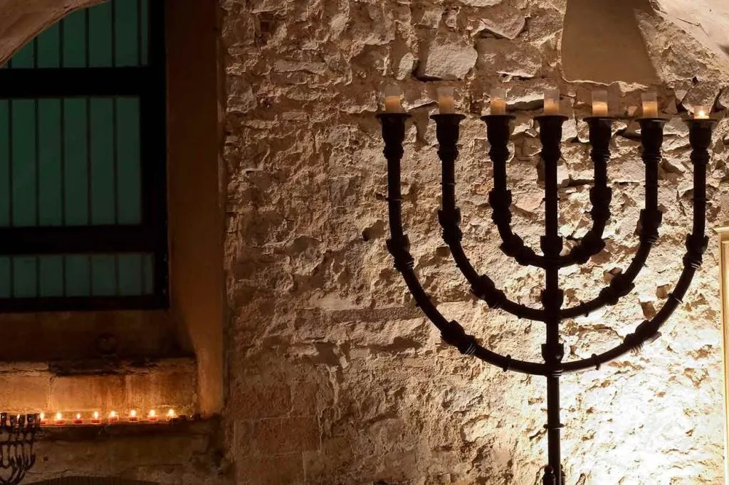 Jewish Quarter Barcelona: Guided Tour + Main Synagogue Skip The Line Entry