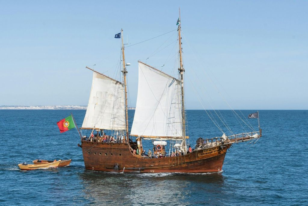 Benagil: Navio Pirata Cruzeiro matinal nas grutas