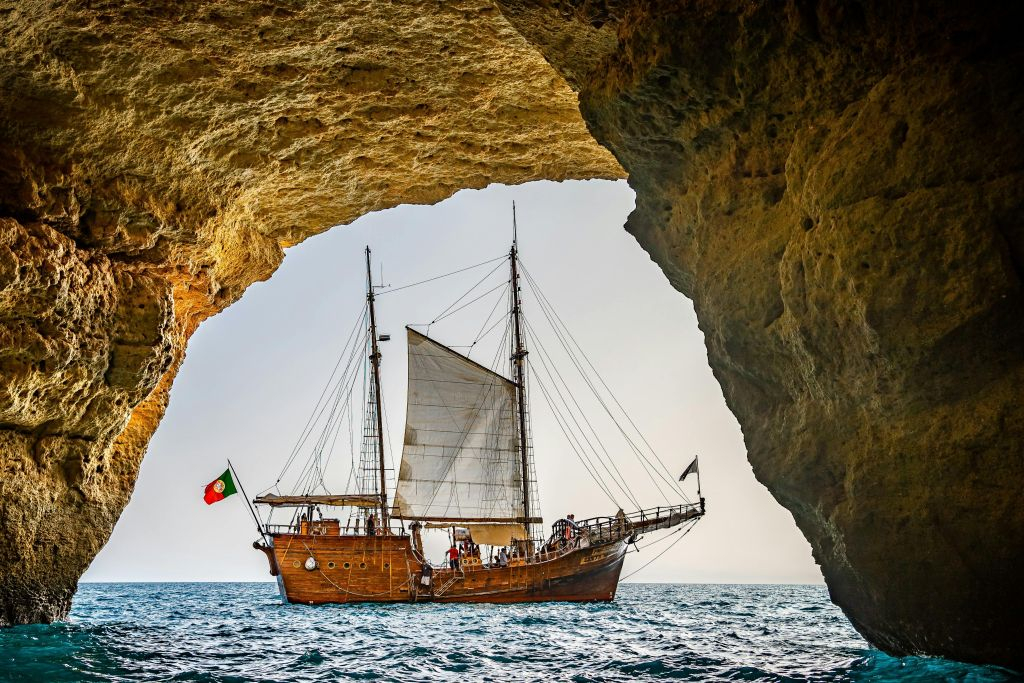 Benagil: Navio Pirata Tarde Cruzeiro nas Grutas