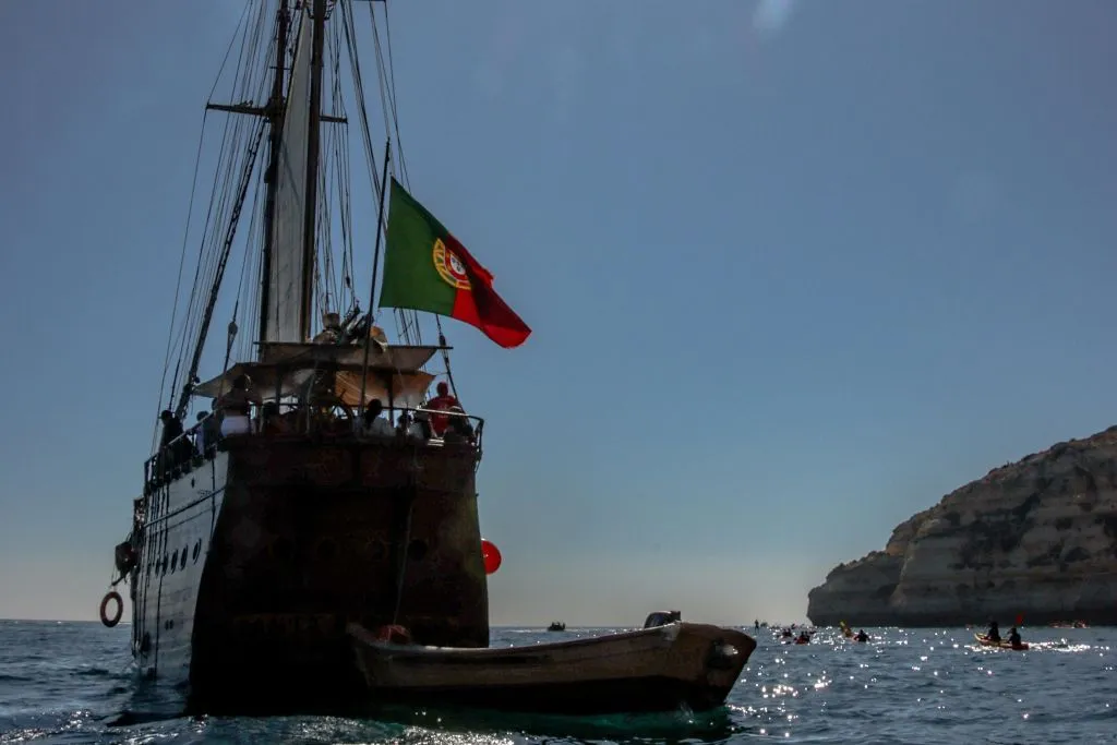 Benagil: Tarde: Passeio de barco nas grutas