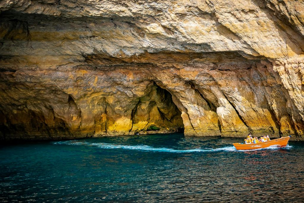 Benagil: Tarde: Passeio de barco nas grutas