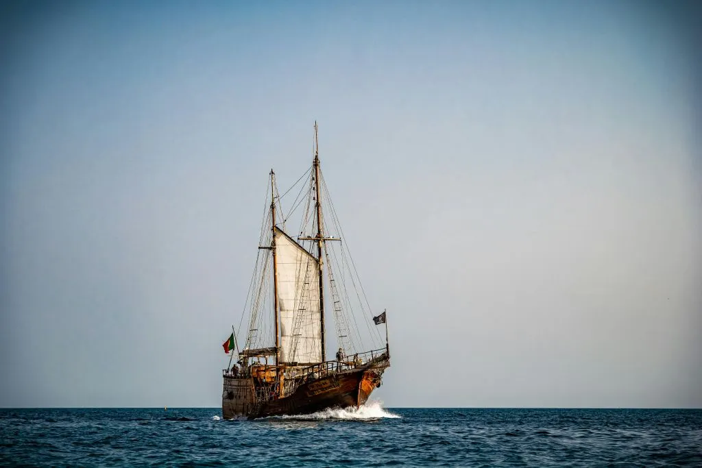 Benagil: Navio Pirata Cruzeiro nas Grutas ao nascer do sol