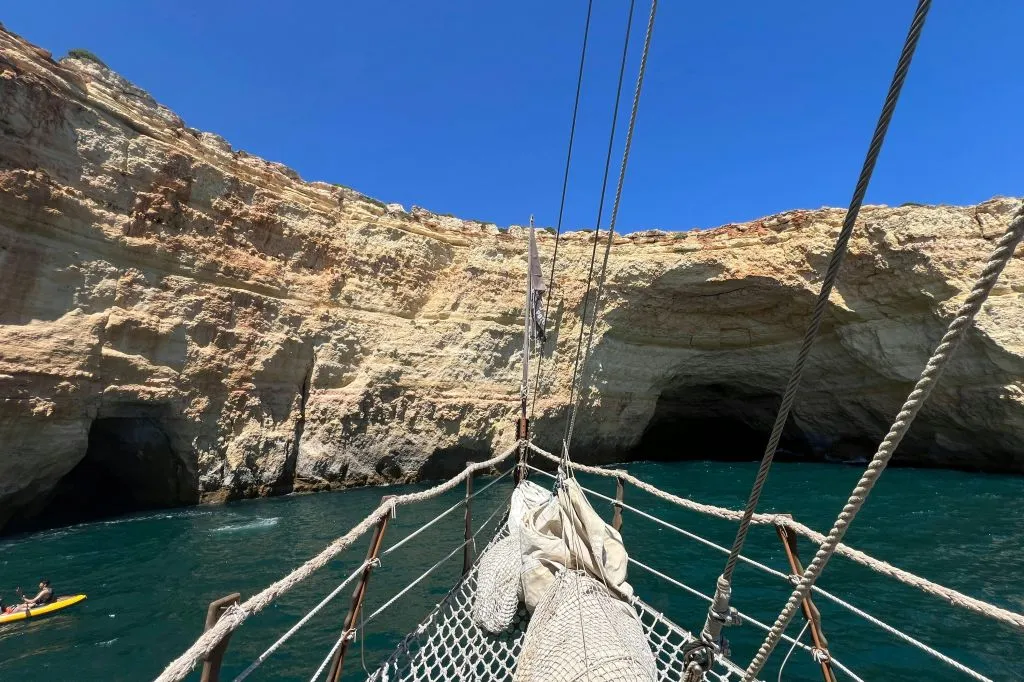 Benagil: Navio Pirata Cruzeiro nas Grutas ao nascer do sol
