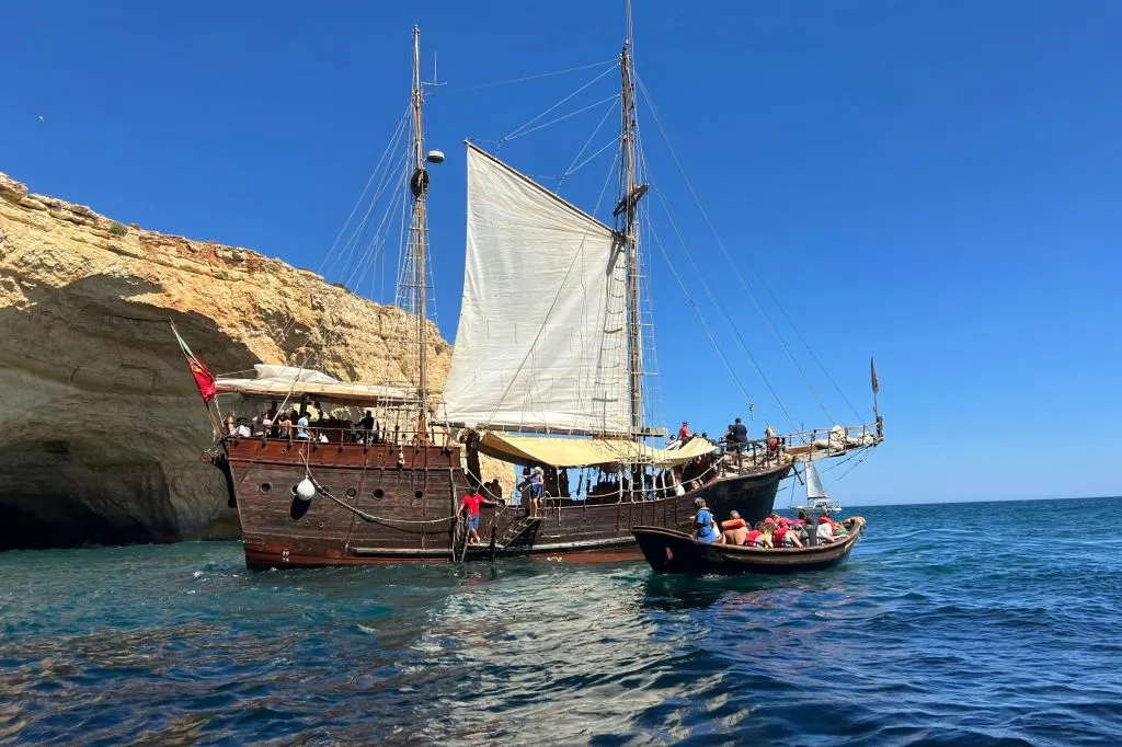 Benagil: Navio Pirata Cruzeiro nas Grutas ao nascer do sol