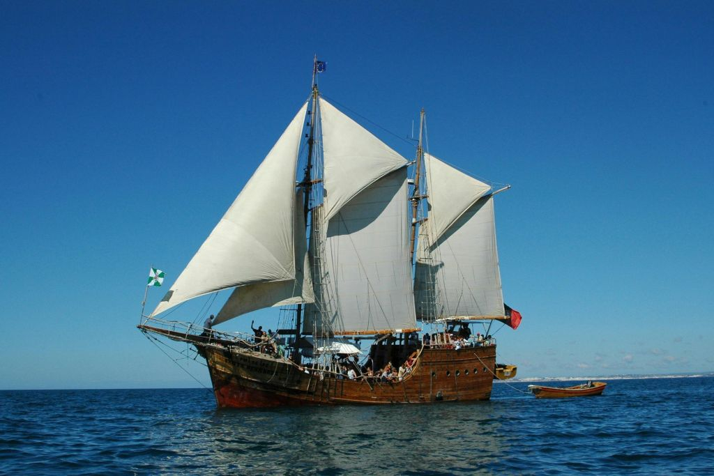 Lagos: Passeio de barco de 4 horas às Grutas do Cabo