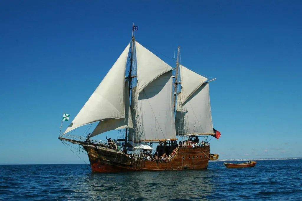 Lagos: Passeio de barco de 4 horas às Grutas do Cabo