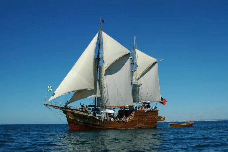 Lagos: Passeio de barco de 4 horas às Grutas do Cabo