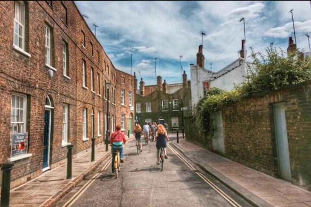 London: Bike Tour to Explore Hidden Gems