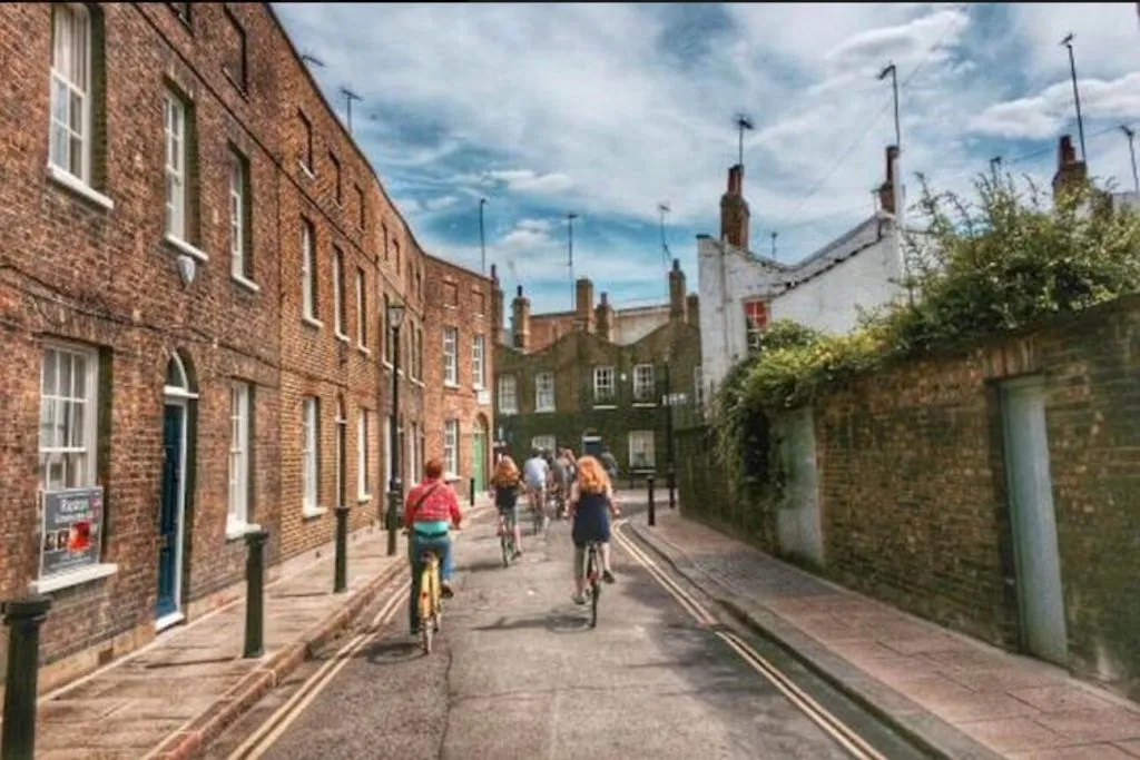 London: Bike Tour to Explore Hidden Gems