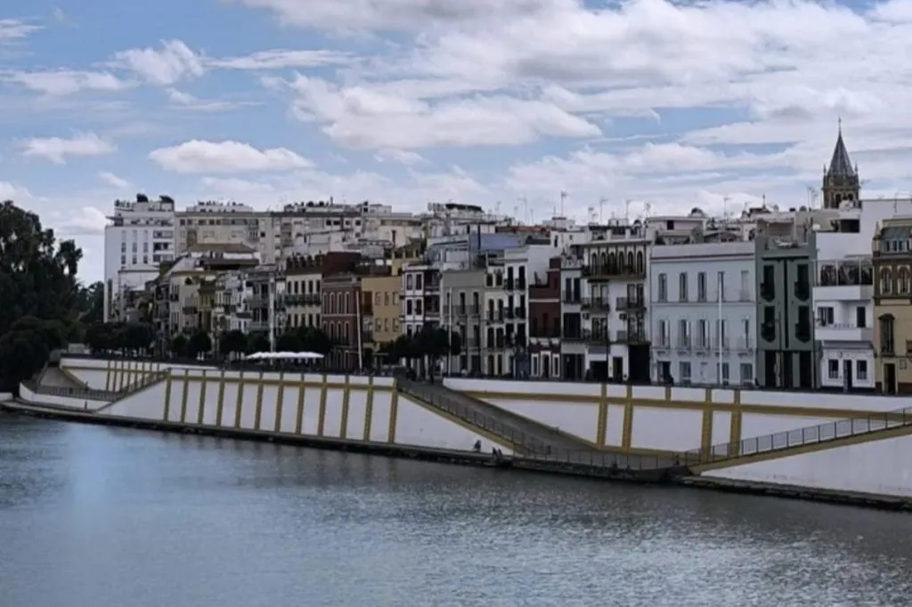 Visita al Barrio de Triana: Arte, Costumbres y Religión