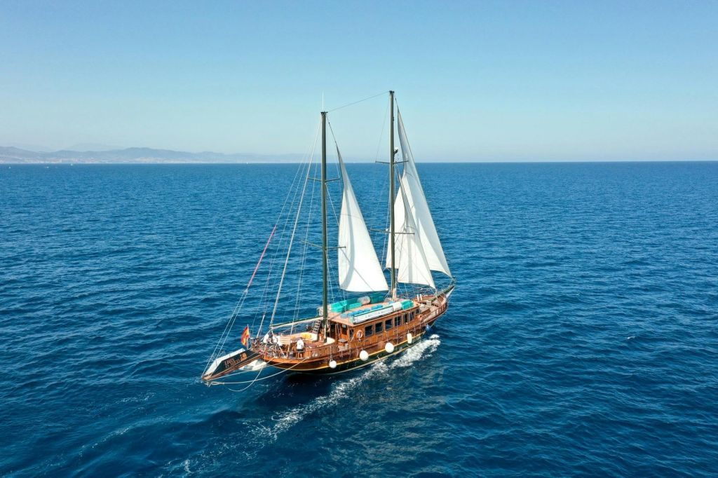 Barcelona: Catamaran Sunset Cruise with Live Show