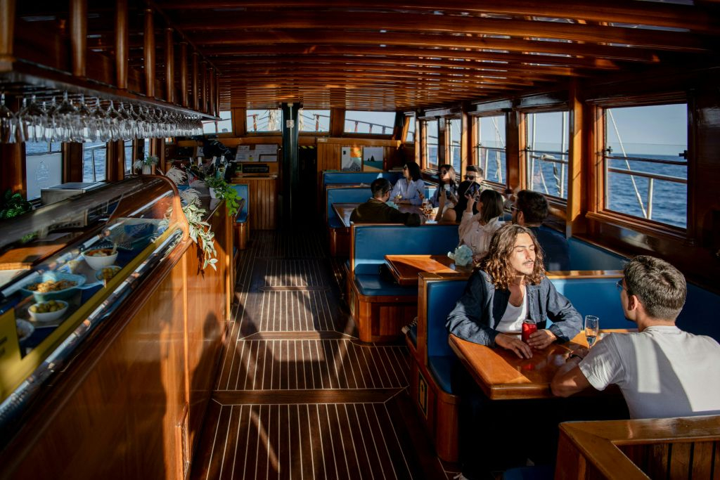 Barcelona: Catamaran Sunset Cruise with Live Show