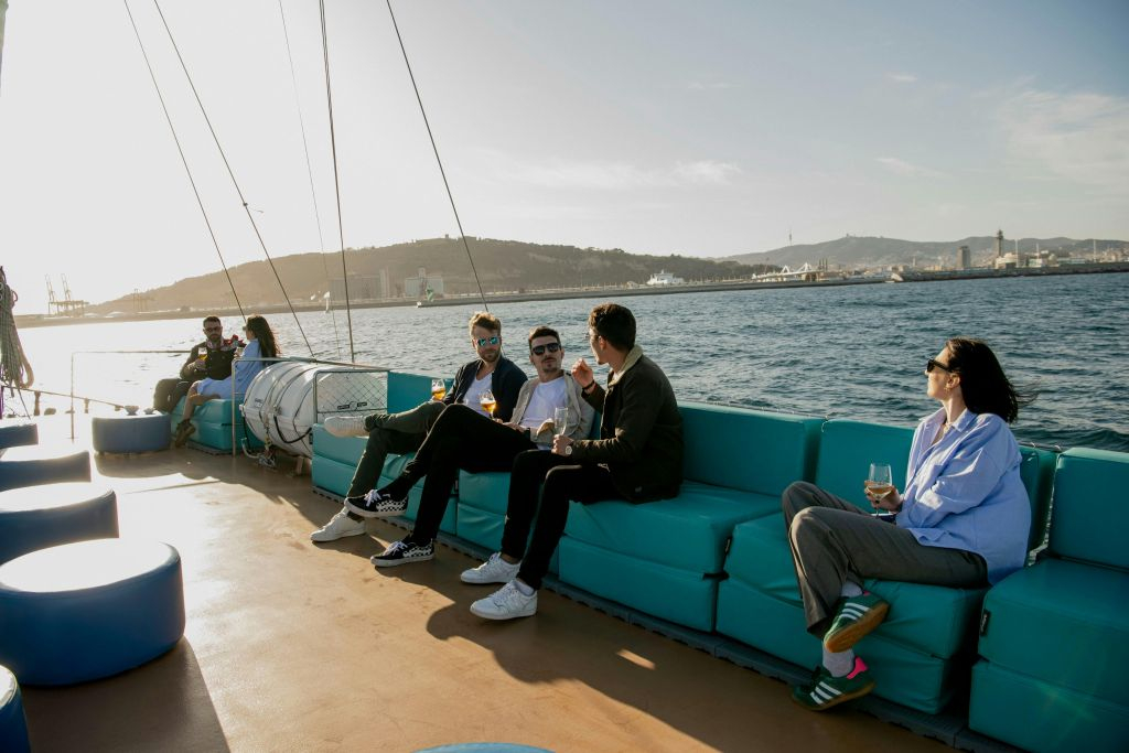 Barcelona: Catamaran Sunset Cruise with Live Show