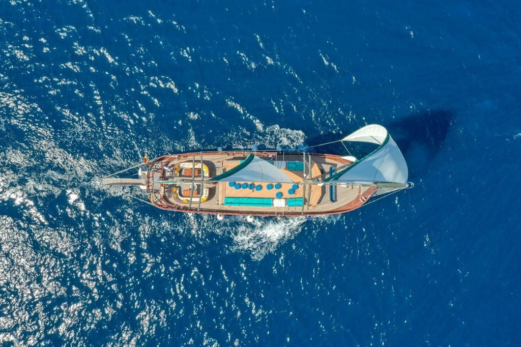 Barcelona: Catamaran Sunset Cruise with Live Show