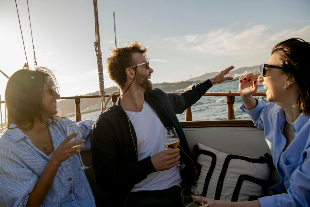Barcelona: Catamaran Sunset Cruise with Live Show