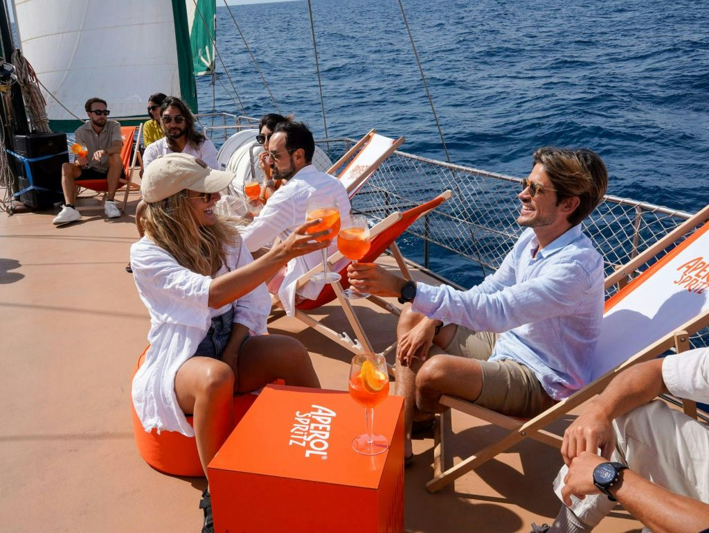 Barcelona: Catamaran Sunset Cruise with Live Show