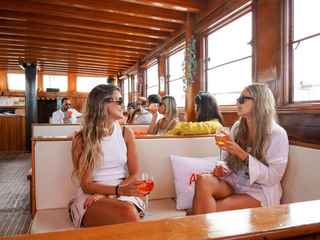 Barcelona: Catamaran Sunset Cruise with Live Show