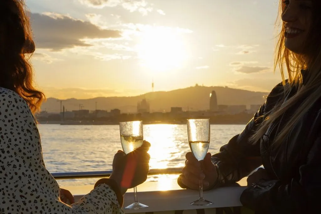 Barcelona: Catamaran Sunset Cruise with Live Show