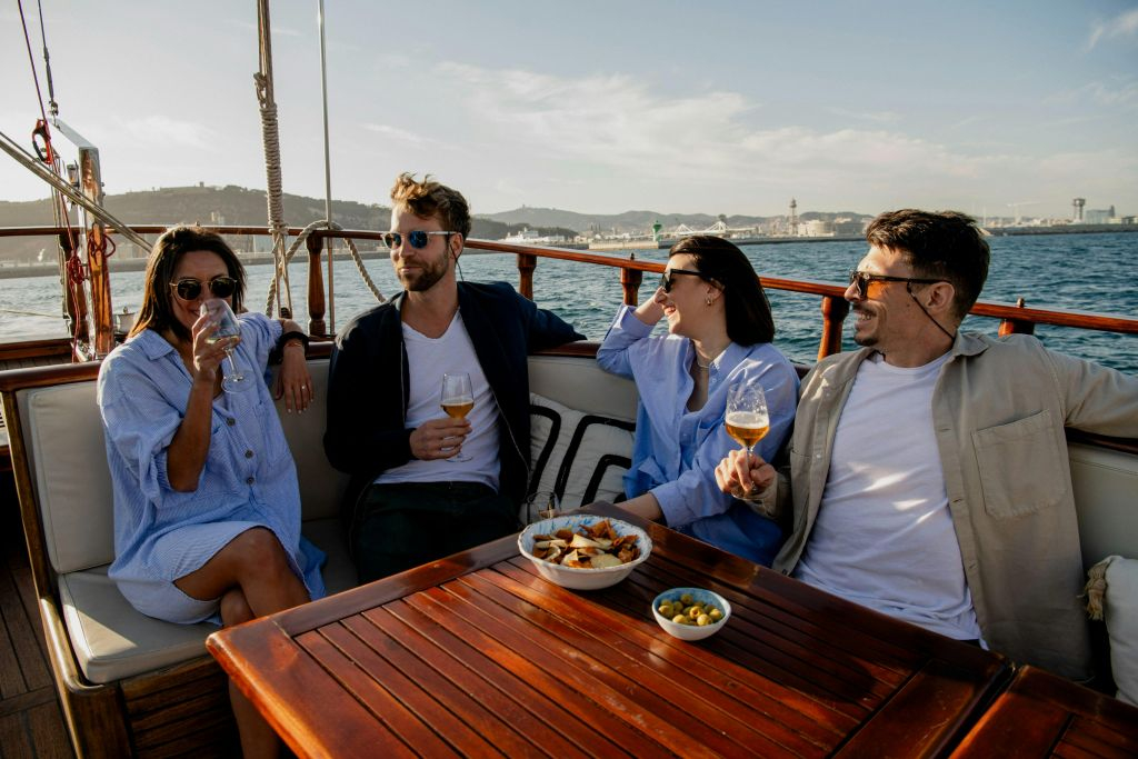 Barcelona: Catamaran Sunset Cruise with Live Show