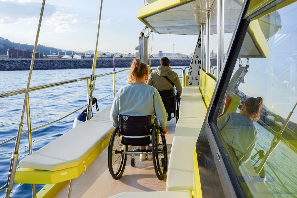 Barcelona: Catamaran Sunset Cruise with Live Show
