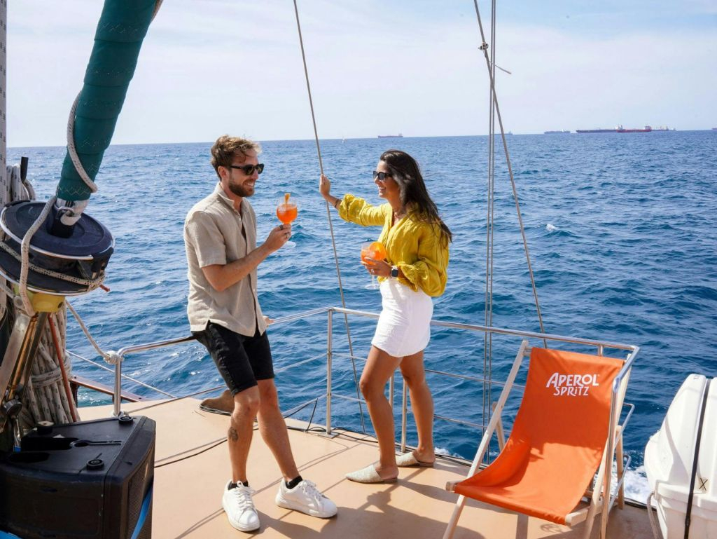 Barcelona: Catamaran Sunset Cruise with Live Show