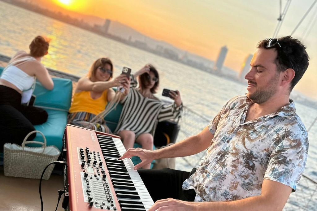 Barcelona: Catamaran Sunset Cruise with Live Show