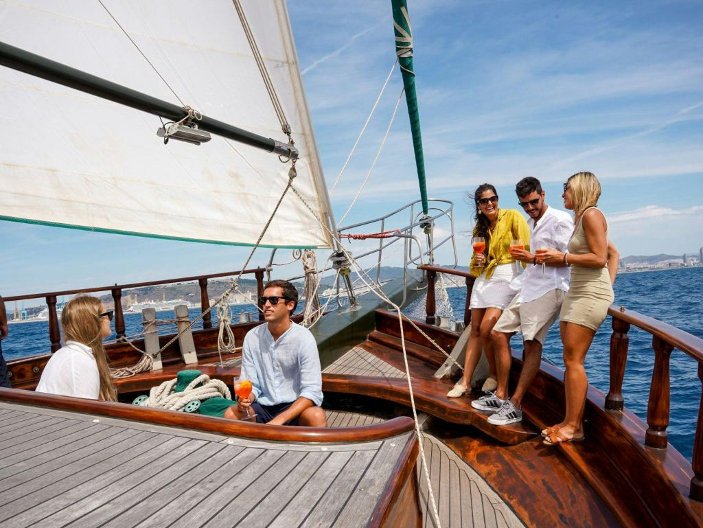 Barcelona: Catamaran Sunset Cruise with Live Show