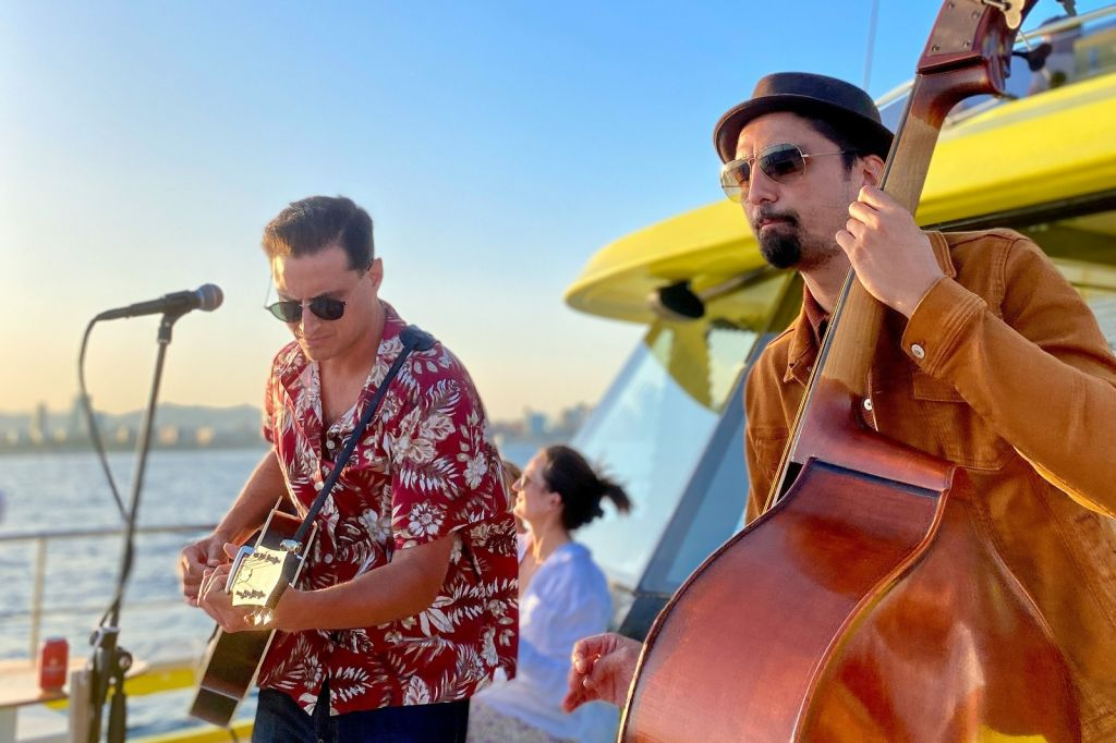 Barcelona: Catamaran Sunset Cruise with Live Show