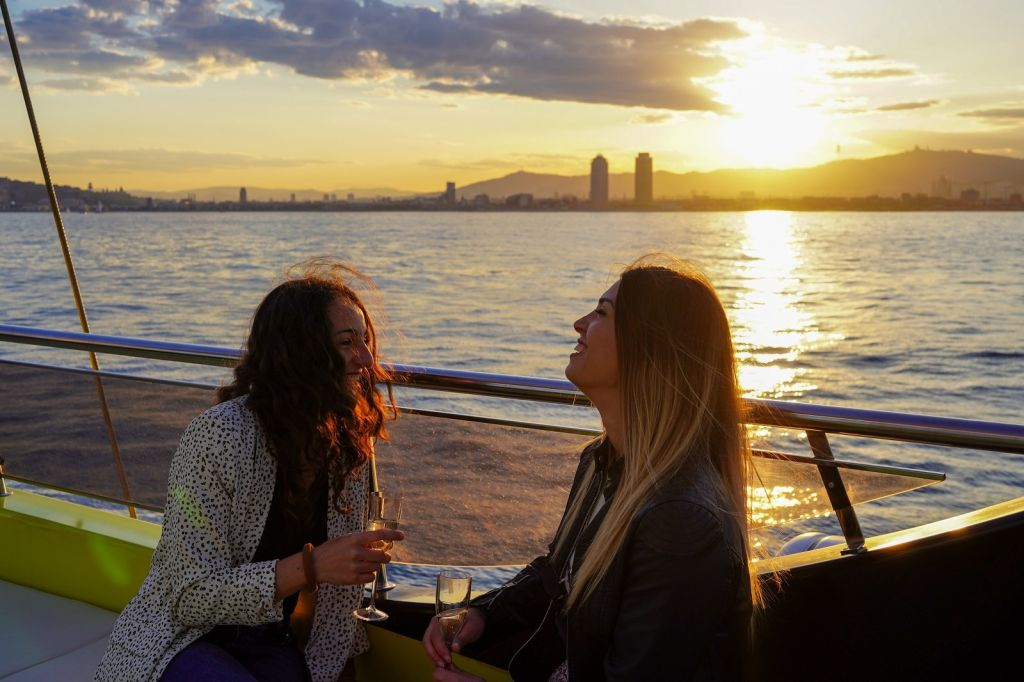 Barcelona: Catamaran Sunset Cruise with Live Show
