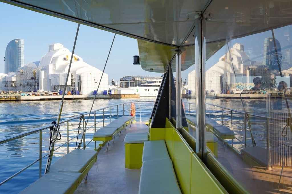 Barcelona: Catamaran Sunset Cruise with Live Show