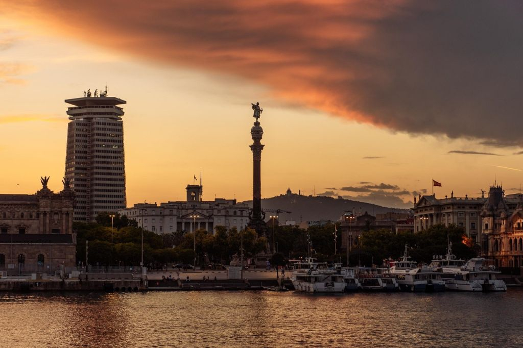 Barcelona: Catamaran Sunset Cruise with Live Show
